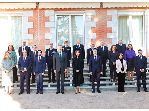 Fotografía en la que aparecen SS.MM. los Reyes de España junto a personalidades del Ministerio del Interior.