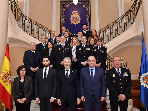 Fotografía en la que aparecen personalidades del Ministerio del Interior en la sede de la Dirección General de la Policía