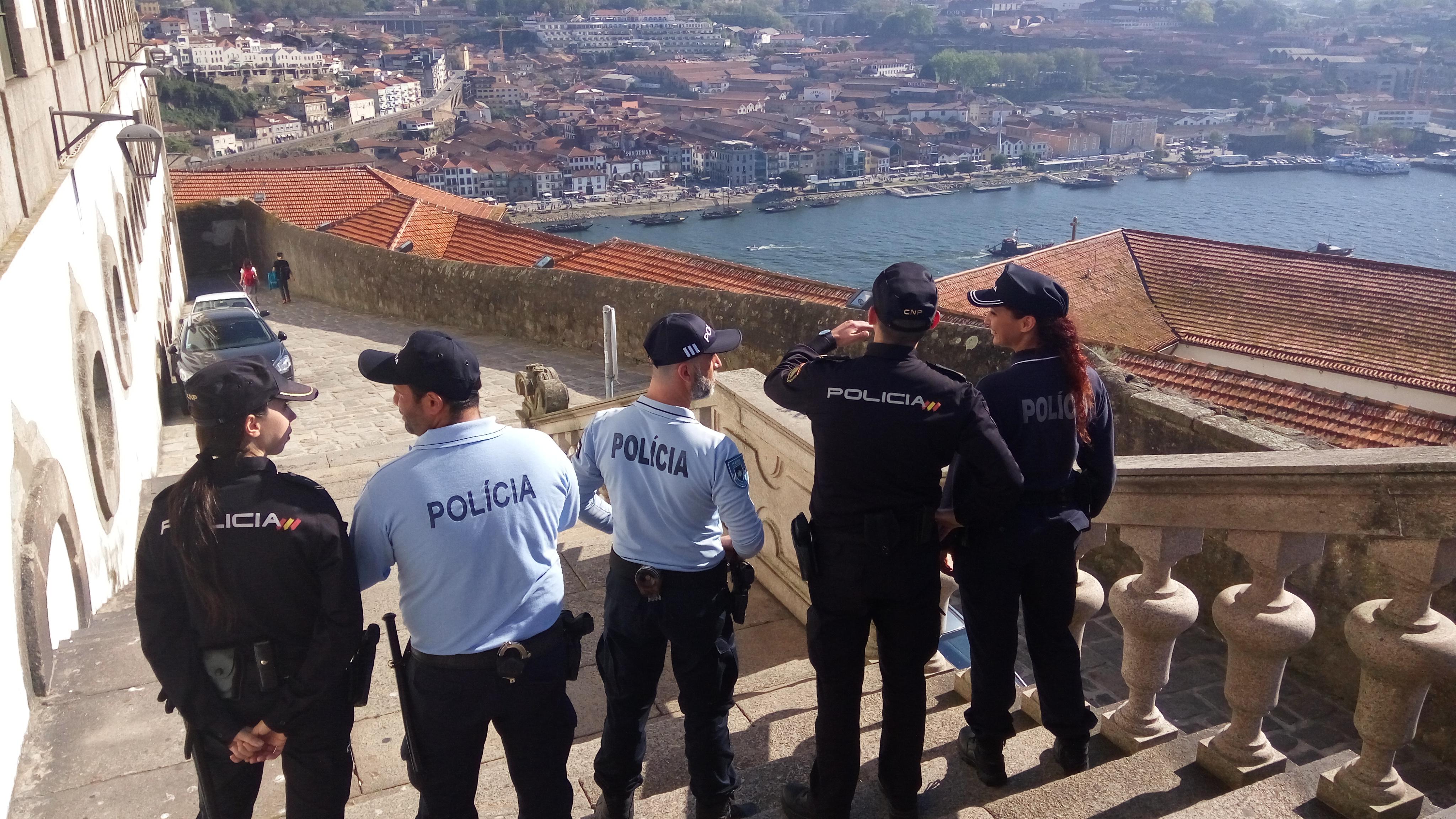 5 policías, de España y Portugal, patrullando juntos en Oporto