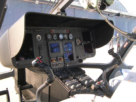 Fotografía en primer plano del panel de control de la cabina de un helicóptero de la Policía Nacional.