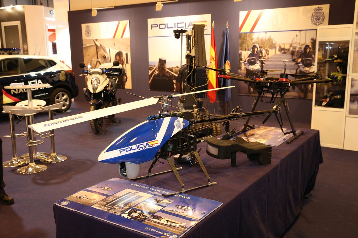 Fotografía de dos drones de la policía nacional. Uno de ellos es tipo helicóptero, rotulado con la imagen policial. El otro sin distintivos.