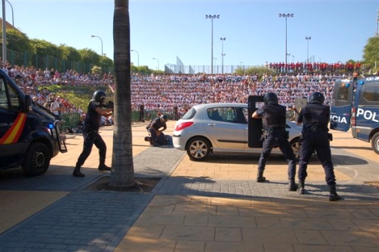 Exhibición ante una grada llena de menores, cuatro Policías Nacionales de Unidades Especiales detienen un vehículo y reducen a un sospechoso.