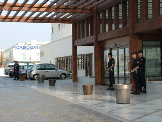 Policías Nacionales montando un servicio de seguridad en la puerta de un edificio.