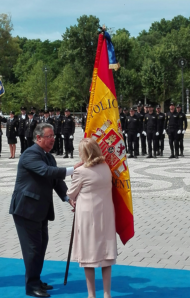 Teresa Barrio, la madre de Alberto Jiménez-Becerril, concejal asesinado ETA recoge la bandera de España que le entrega el Ministro del Interior.
