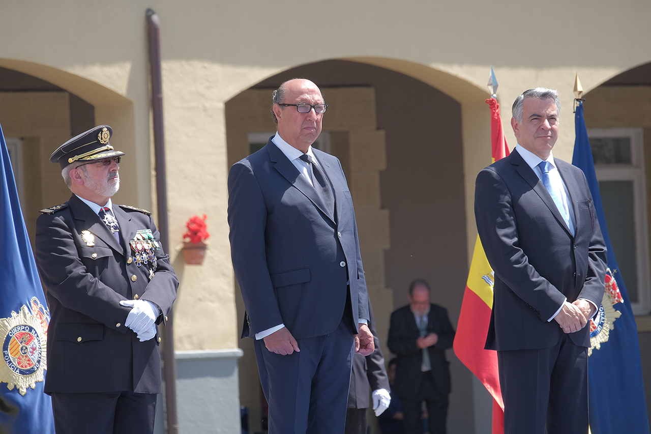 El Director General de la Policía junto con el Delegado del Gobierno en el País Vasco  y un mando policial.