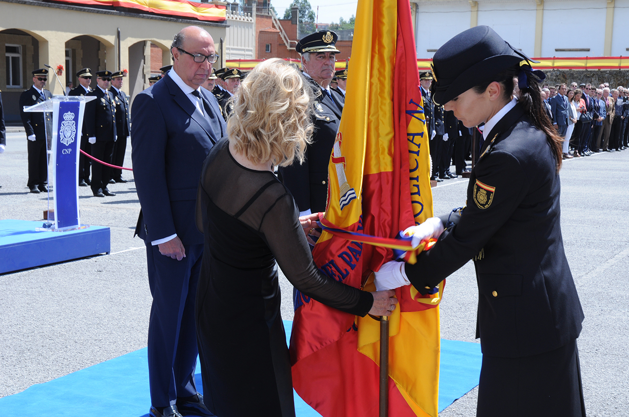 Carmen Uriarte, cónsul de Turquía en Bilbao, cogiendo la bandera de España junto con el Director General de la Policía y una policía.