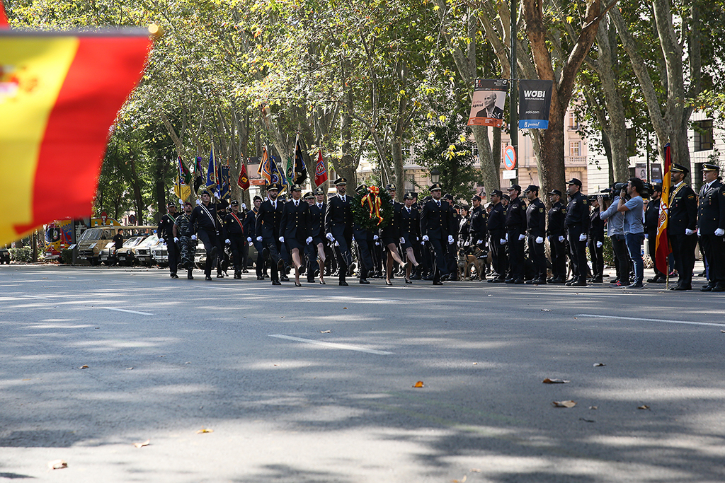 Homenaje a los policías caídos en acto de servicio, portando una corona de flores y los banderines que identifican a cada unidad