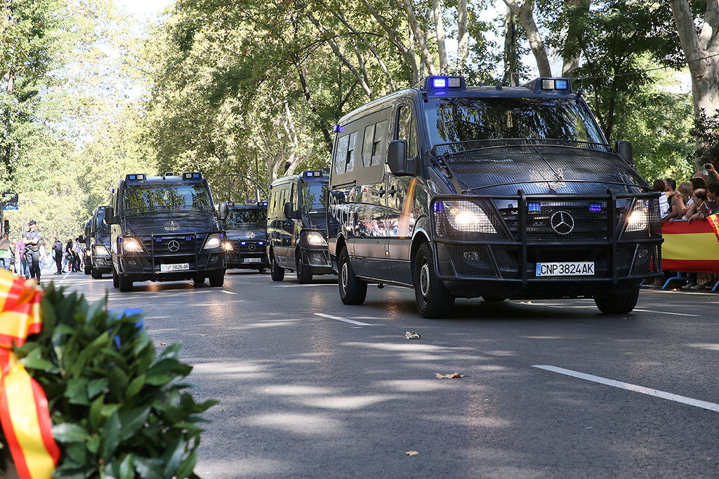 Desfile de vehículos de la Policía Nacional, al paso furgonetas de la marca mercedes pertenecientes a las Unidades de Intervención Policial.