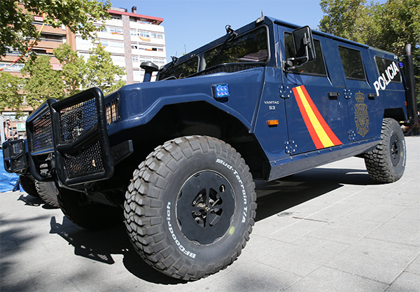 Primer plano de vehículo URO Vamtac S3 de las Unidades de Intervención Policial (UIP). Vehículo rotulado, 4 X 4 y blindado.