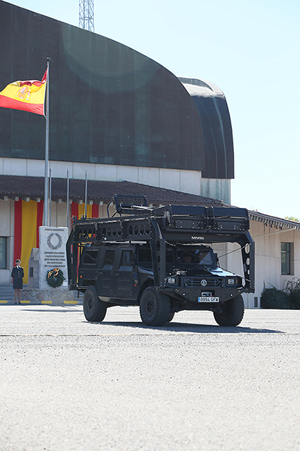 Vehículo URO Vamtac S3 de color negro, dotado de escalera desplegable sobre su techo utilizado por el Grupo Especial de Operaciones (GEO).