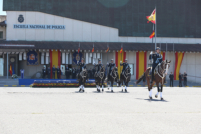 Desfile de la unidad de caballería en la explanada de la ENP. Al frente jinete sobre caballo de color marrón. De fondo otros cuatro de color negro.