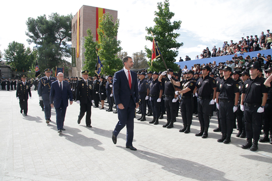 S.A.R. Don Felipe acompañado del Ministro de Interior y el D.A.O. de la Policía Nacional, pasando revista a unidades de Policía Nacional.