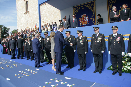 S.A.R. Don Felipe y Doña Leticia saludando a miembros de la Policía Nacional.