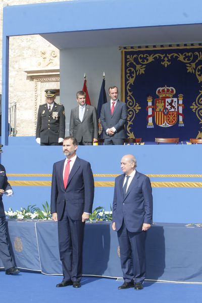 S.A.R. Don Felipe delante de la mesa de entrega de condecoraciones junto con el Ministro del Interior.