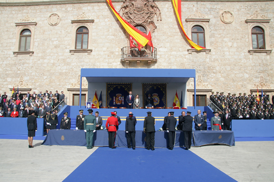 S.A.R. Don Felipe y Doña Leticia en el palco de autoridades observando como imponen condecoraciones a diversos miembros de otras fuerzas de seguridad.