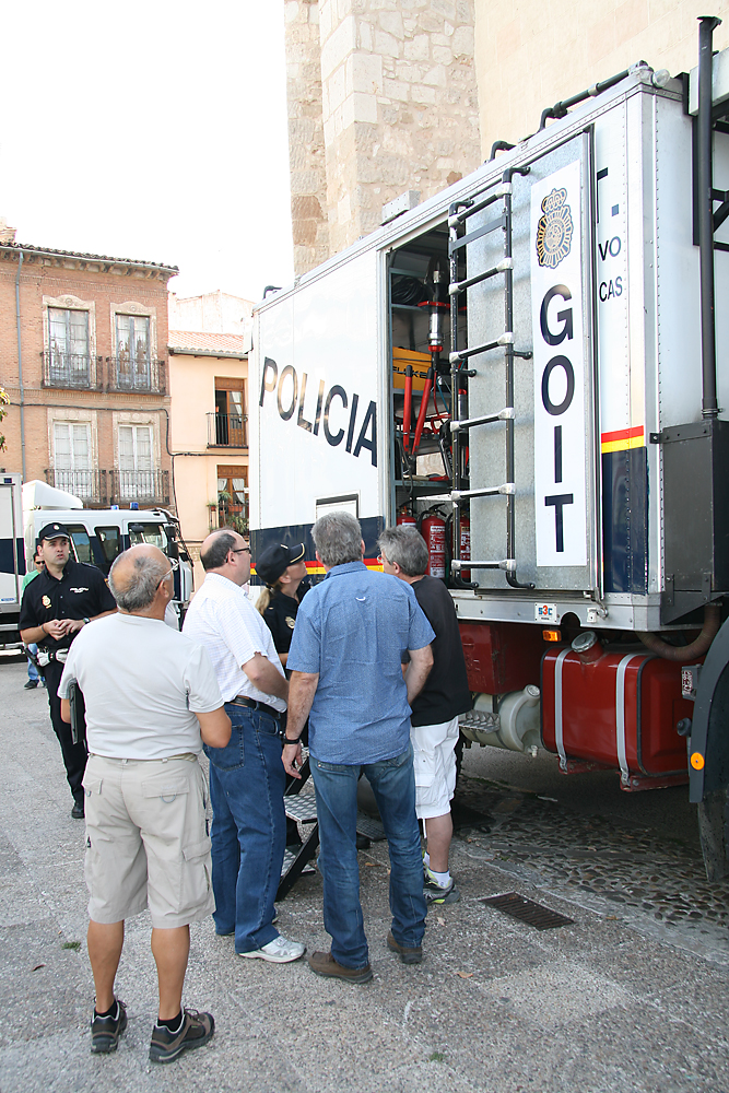 Una Policía Nacional explica el contenido del camión del G.O.I.T. a varios visitantes.