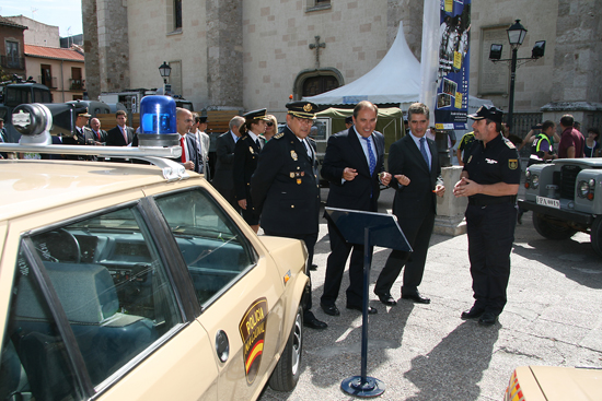 El Alcalde de Alcalá de Henares y el Director General de la Policía visitando la exposición junto a varios Policías Nacionales.