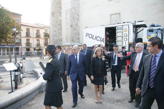 El Ministro del Interior y otras autoridades visitando la exposición abierta.