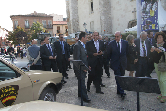 El Ministro del Interior y otras autoridades observando varios vehículos antiguos de la Policía Nacional.