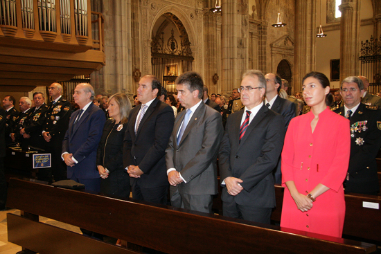 Autoridades en un banco de la iglesia asistiendo a la celebración de la misa por los Ángeles Custodios.