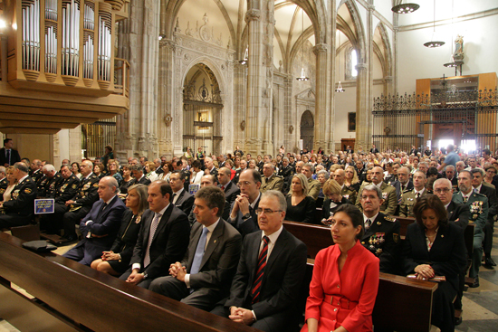 Autoridades civiles, policiales y militares así como ciudadanos asistiendo a la celebración de la misa por los Ángeles Custodios.