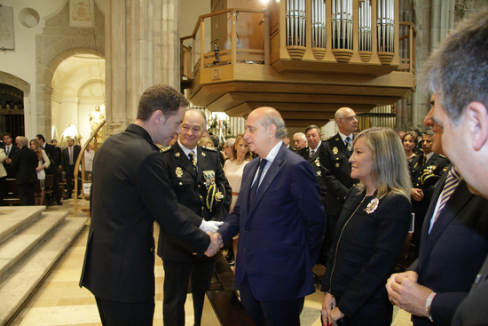 El Ministro del Interior saluda a Ángel Cortés, tenor de la Policía Nacional, en el interior de la iglesia, junto al D.A.O. y autoridades civiles.