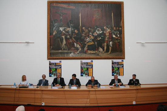 El Director General de la Policía presidiendo la mesa del ciclo de  conferencias en la Universidad de Alcalá de Henares junto a otras autoridades.