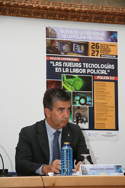 El Director General de la Policía presidiendo la mesa del ciclo de  conferencias en la Universidad de Alcalá de Henares.