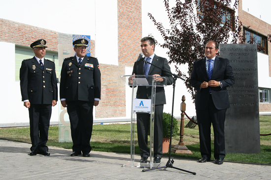 El Director de la Policía junto al Alcalde de Alcalá de Henares y autoridades policiales dirigiéndose a los presentes.