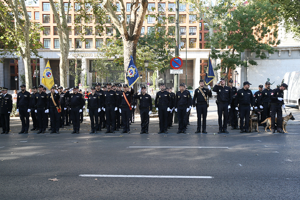 Policías Nacionales en Formación realizando el saludo a la bandera.