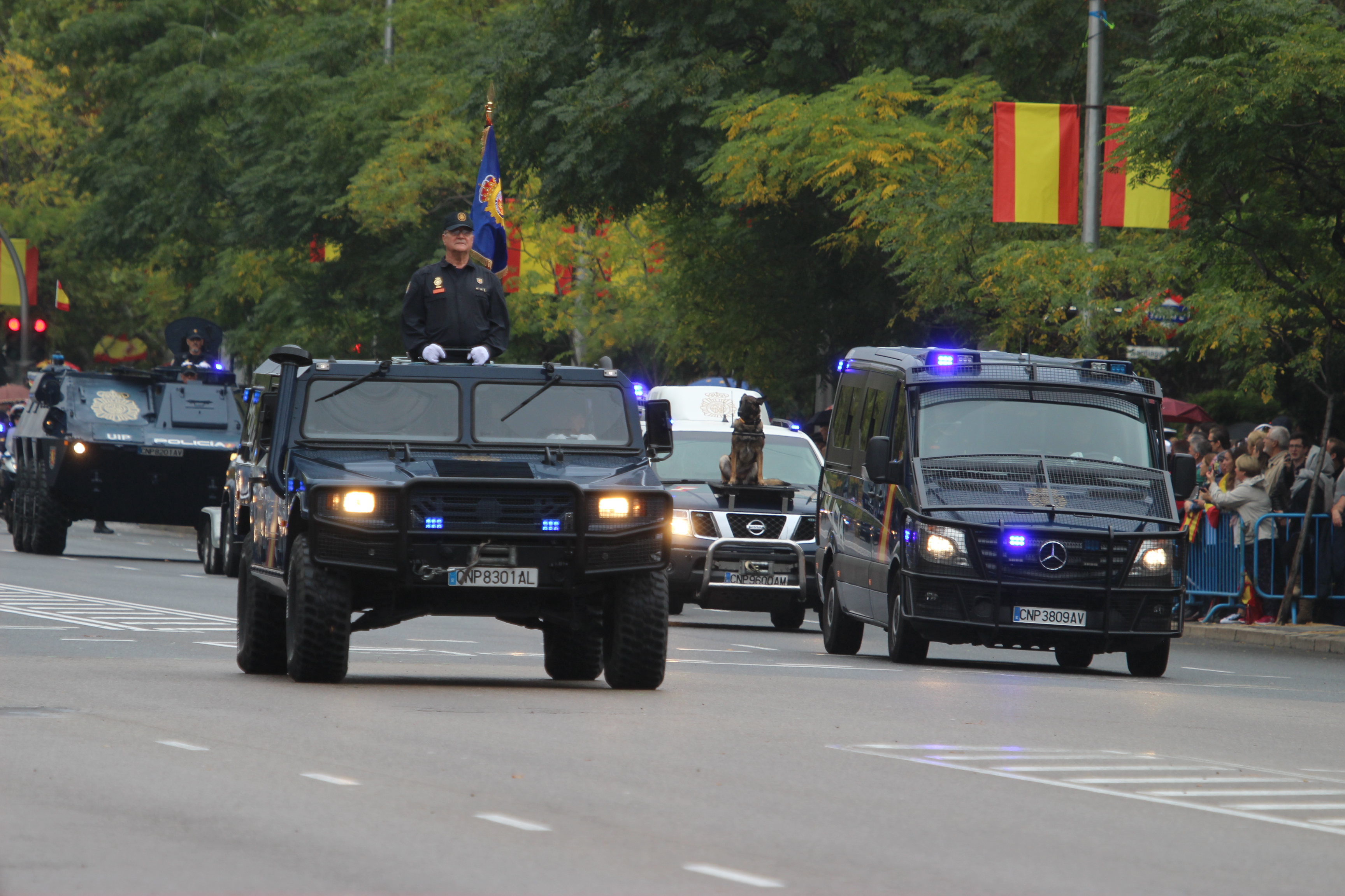 Vehículos de distintos modelos de la Unidad de Intervención Policial, con un integrante asomando por el techo. 