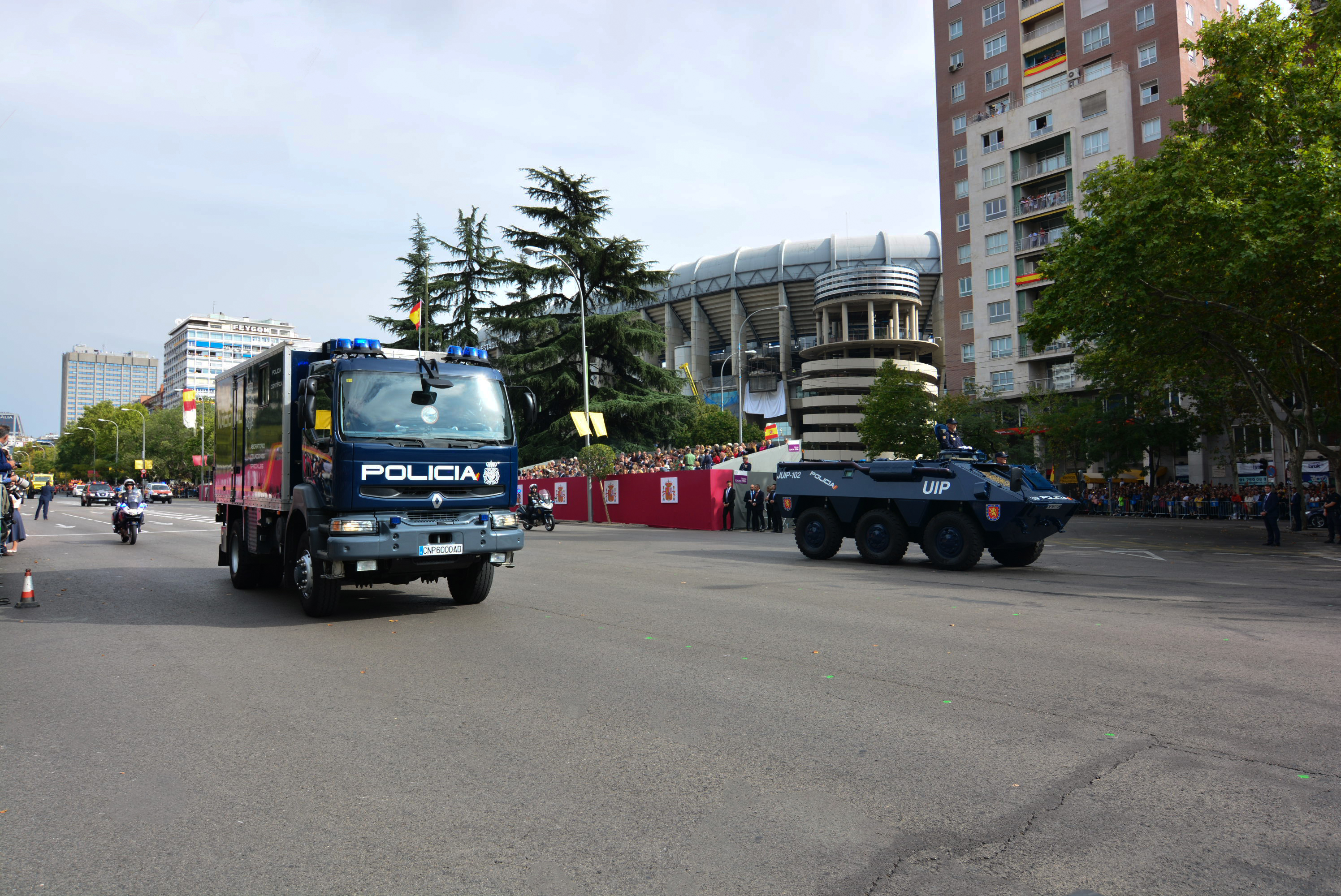 Camión de Policía Científica y vehículo blindado BMR de la Unidad de Intervención Policial