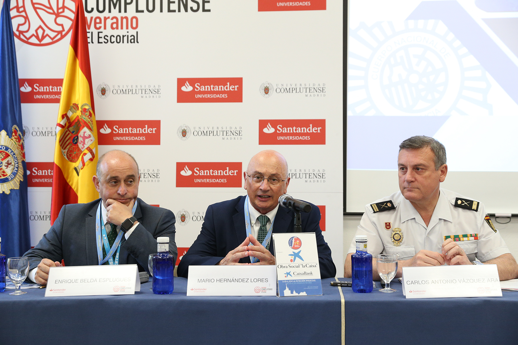 Mesa de ponentes con tres autoridades presidida por el Comisario Mario Hernández Lores