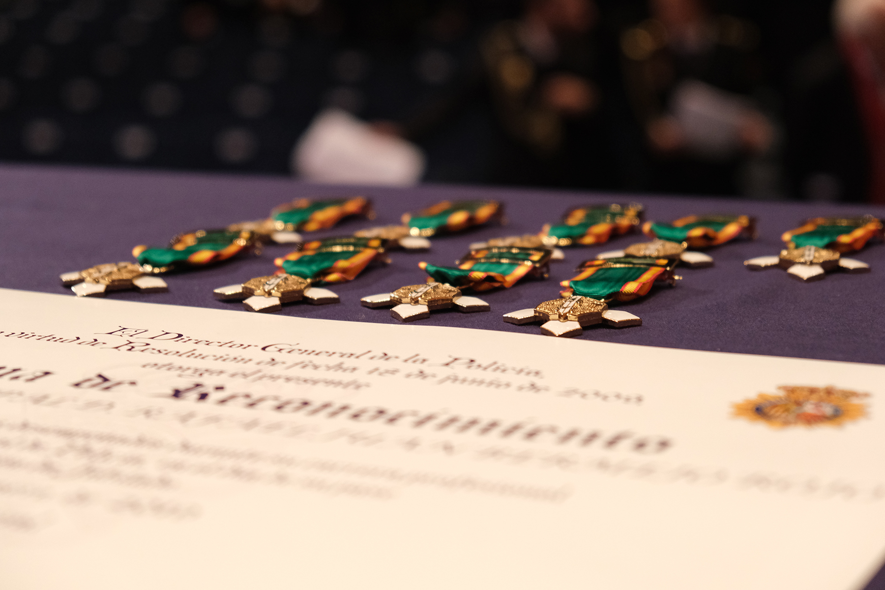 Primer plano de las medallas que van a ser otorgadas a los condecorados del acto. 