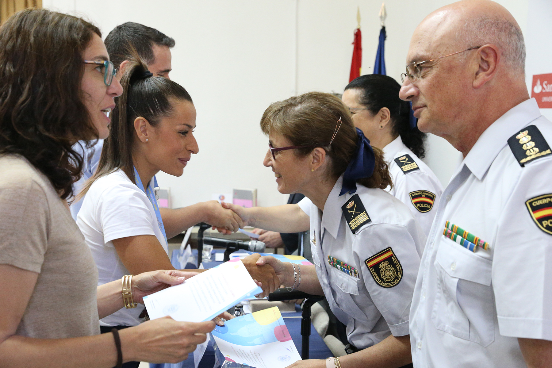 Primer plano del Director General de la Fundación Policía Española y otras autoridades, durante la entrega de Diplomas a los asistentes al Curso. 