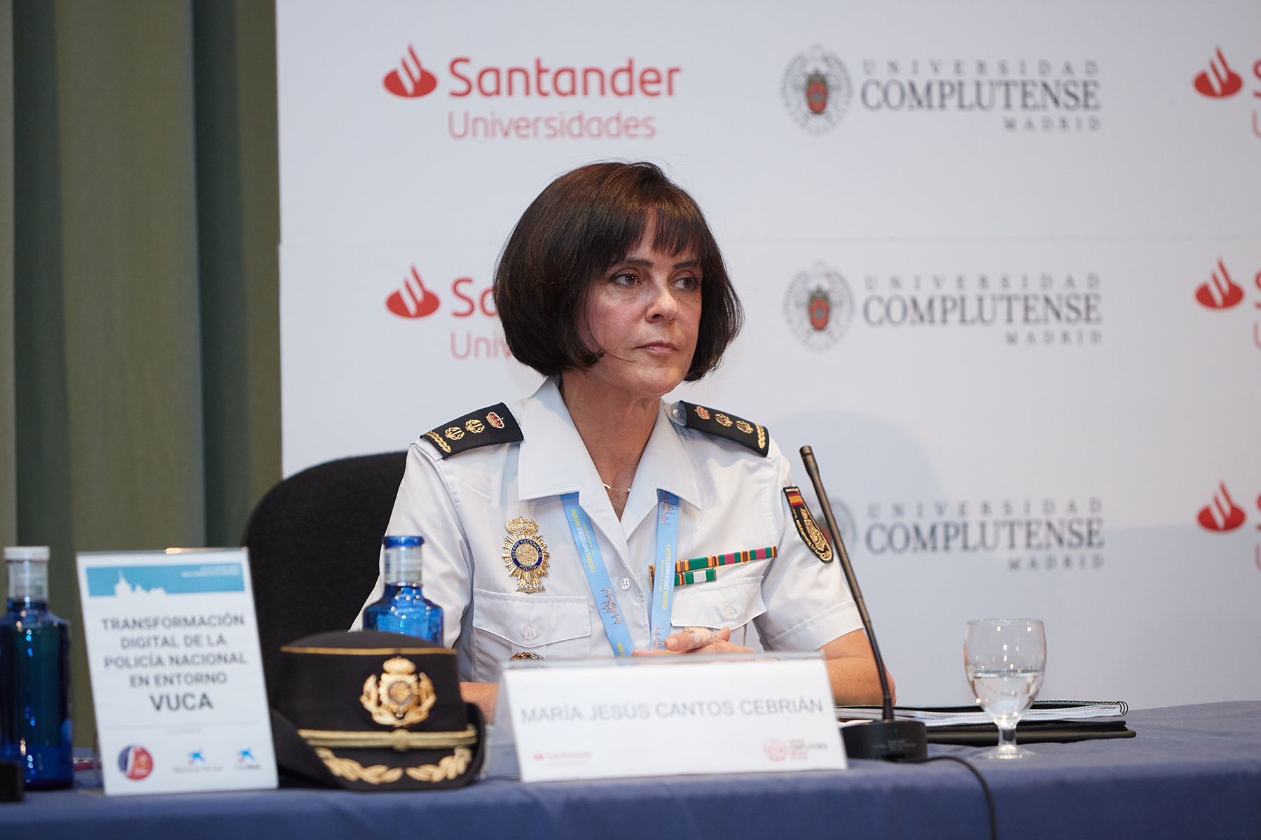 Primer plano en la mesa de ponentes de la Comisaría María Jesús Cantos Cebrian.