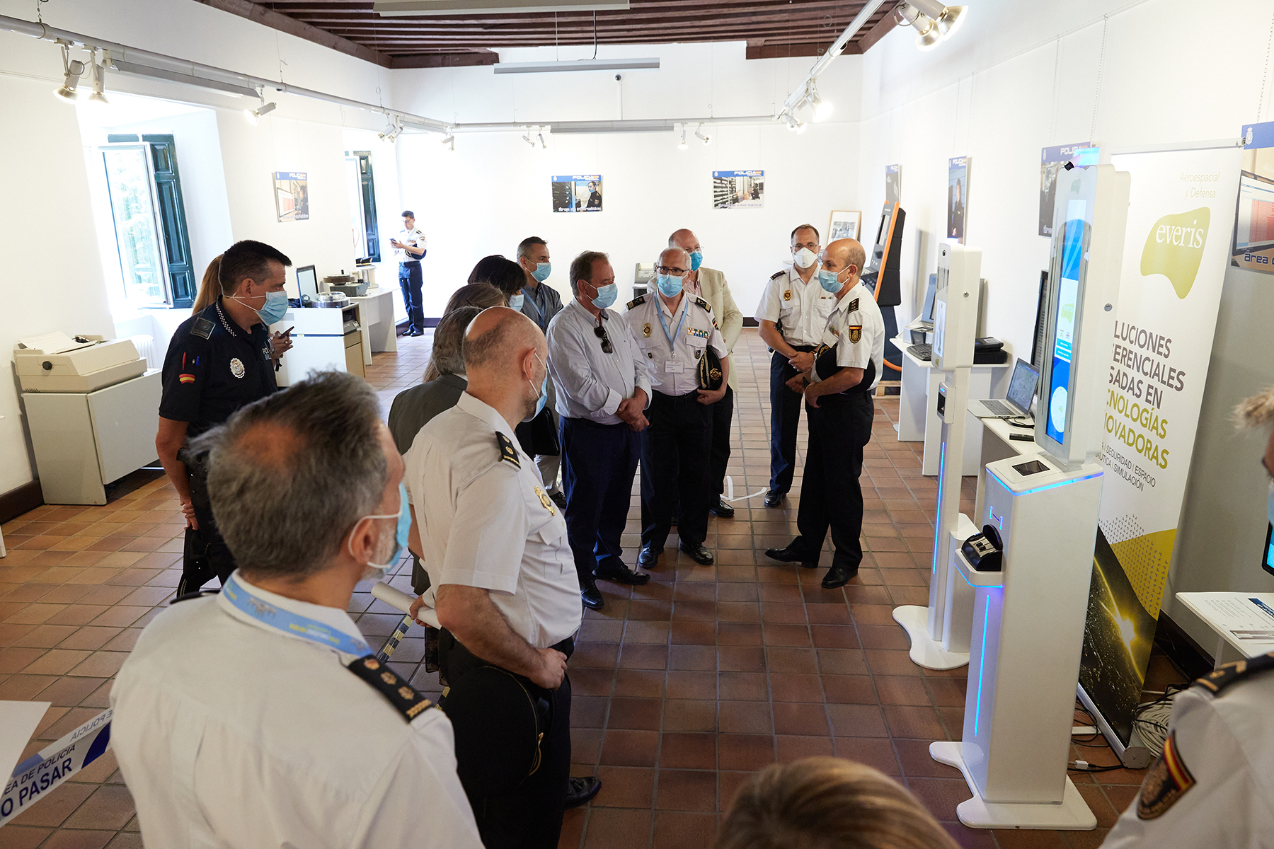 Diversas autoridades ponentes y asistentes  en la exposición de la Policía Nacional.