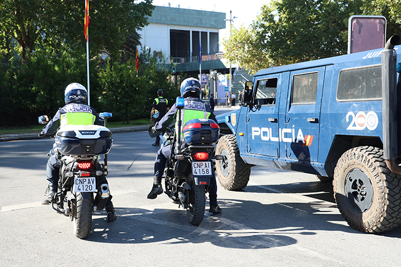 Fotografía de dos agentes de la Policía Nacional montados en motocicletas efectuando una vigilancia.