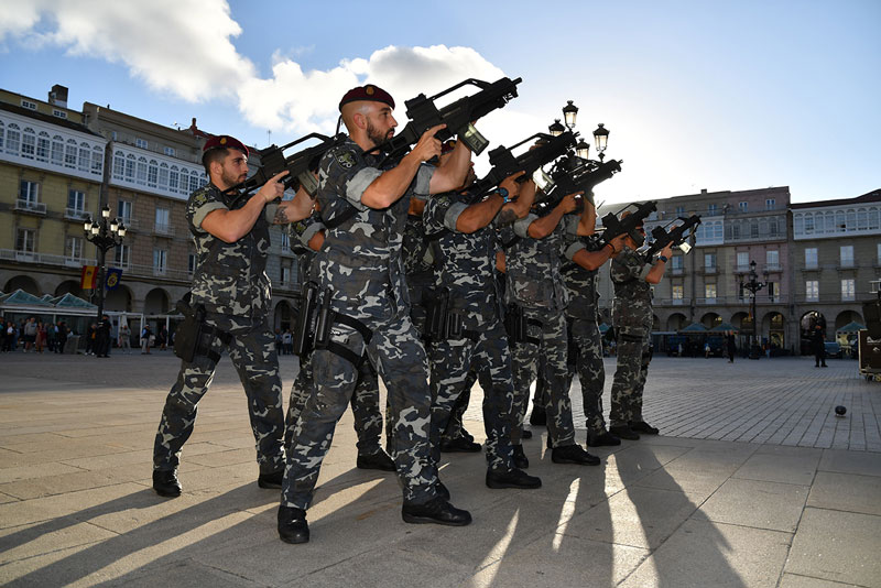 Miembros del Grupo Especial de Operacione de la Policía Nacional, realizan unas salvas en el acto central de los actos.