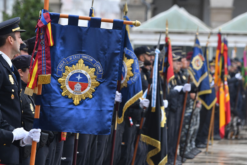 Formación estática de la Policía Nacional, se observa una bandera de la Escuela Nacional de Policía
