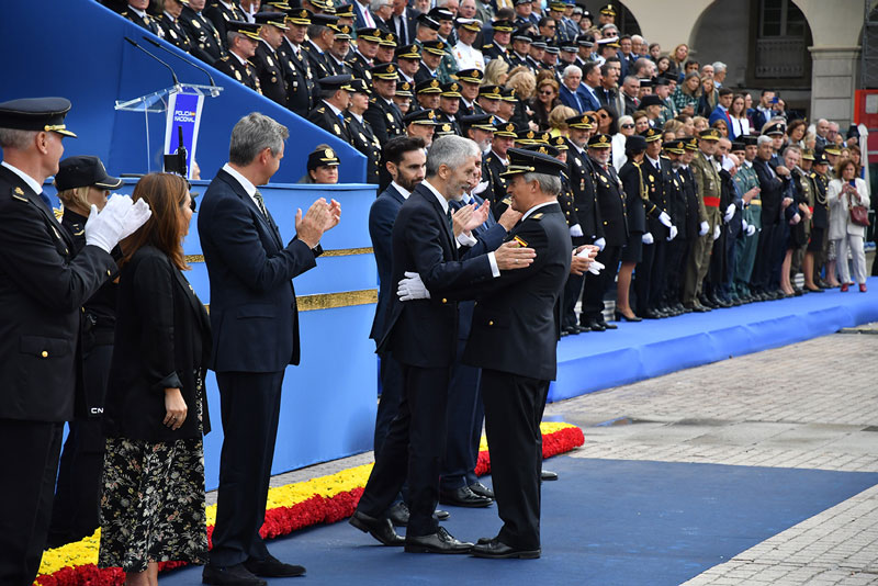 Fotografía del ministro del Interior saludando a un Policía Nacional.