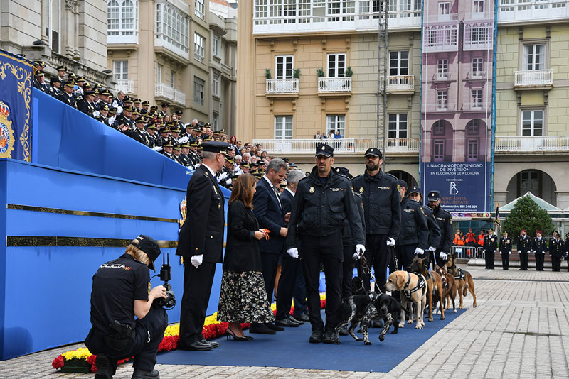 Fotografía en la que se observa como las autoridades conceden una condecoración a unos canes de la Policía Nacional acompañados de sus guías.