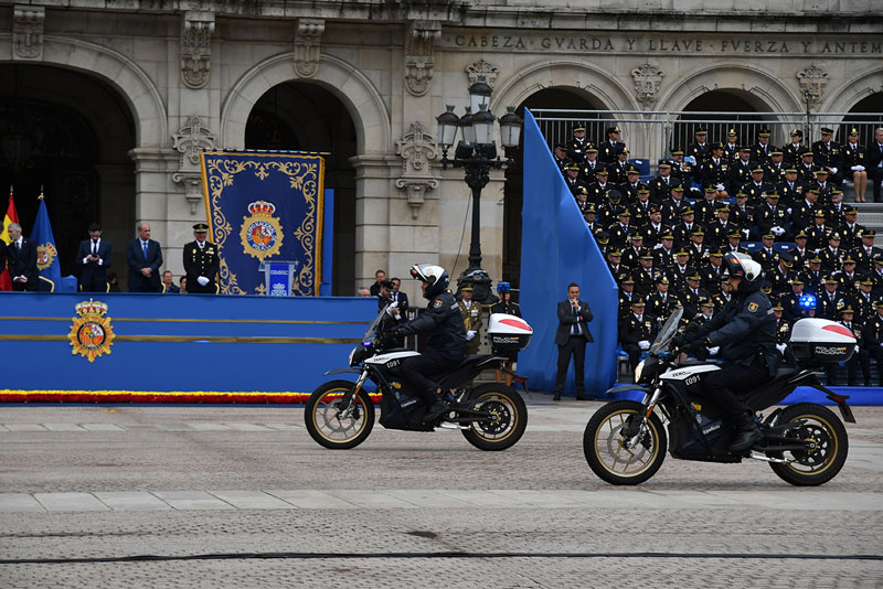 Fotografía de dos motos de la Policía Nacional pasando delante de las gradas.
