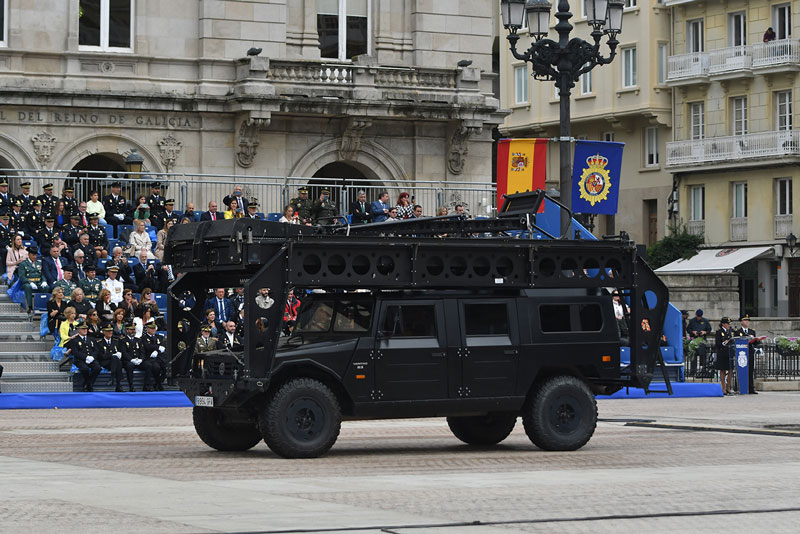 Fotografía del vehiculo URO, perteneciente a la Unidad del Grupo Operativo de Respuesta pasando delante de las gradas.