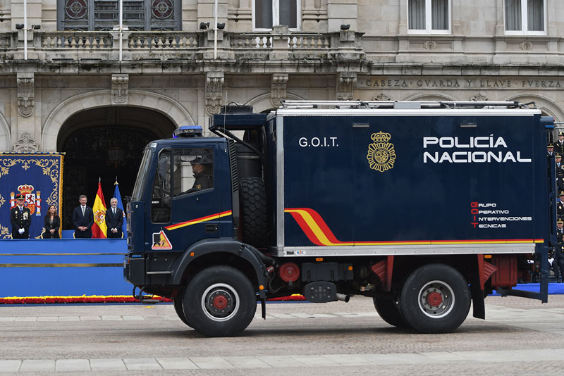 Fotografía del camión de Policía Científica el cual puede ser usado como laboratorio movil, pasando por delante de las gradas