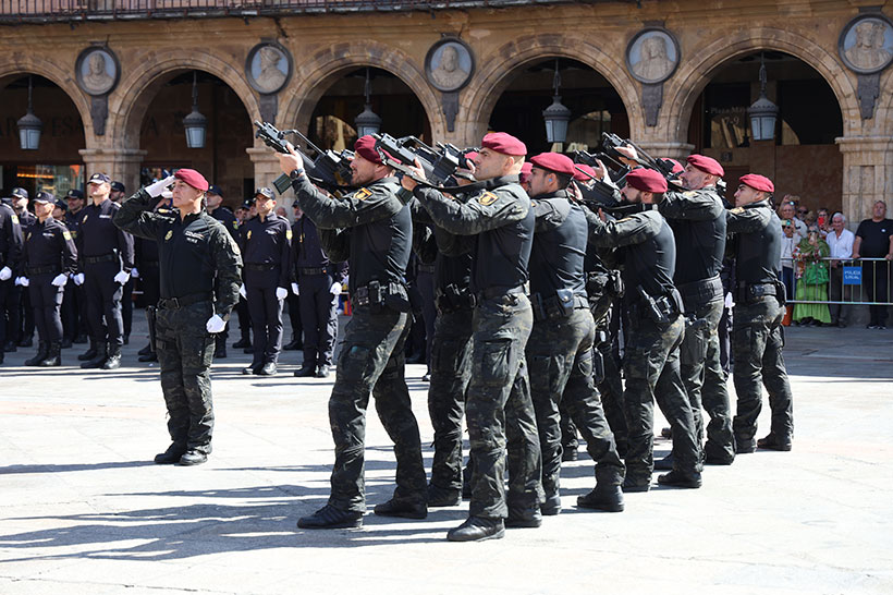 Fotografía en la que se ve como los policias de la Unidad del Grupo Operativo de Respuesta de la Policía Nacional realizan unas salvas.