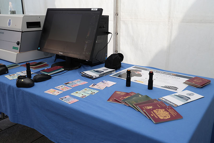 Fotografía del stand de Policía Científica de Policía Nacional en el cual se observa los diferente materiales que usan para el cotejo de documentos.