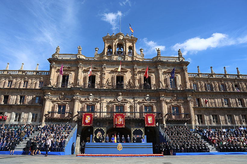 fotografía de la Plaza Mayor de Salamanca decorada con las banderas de la Policía Nacional.