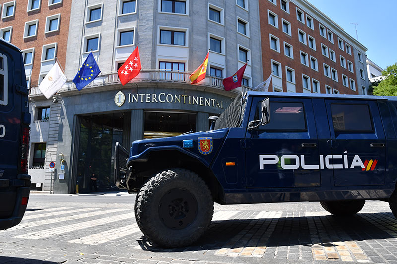 Vehículo de intervención policial, URO, delante de la puerta del hotel InterContinental.