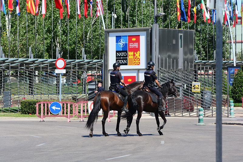 Dos agentes de la unidad de caballería, haciendo labores de vigilancia a caballo.
